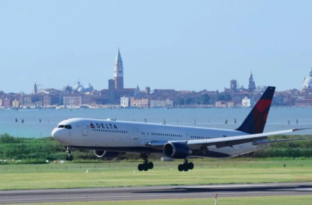 "Fly To Venice" Airport-1